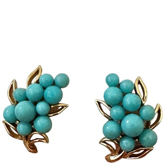Vintage Crown Trifari gold tone turquoise beaded clip on earrings - Picture 1 of 10
